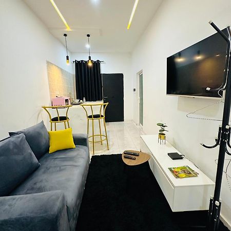 Ad Home Lome Bagian luar foto