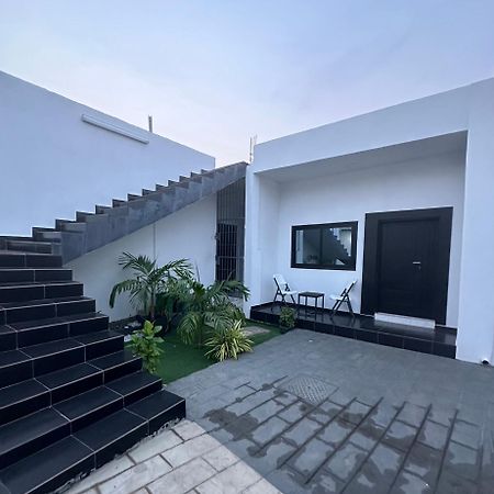 Ad Home Lome Bagian luar foto