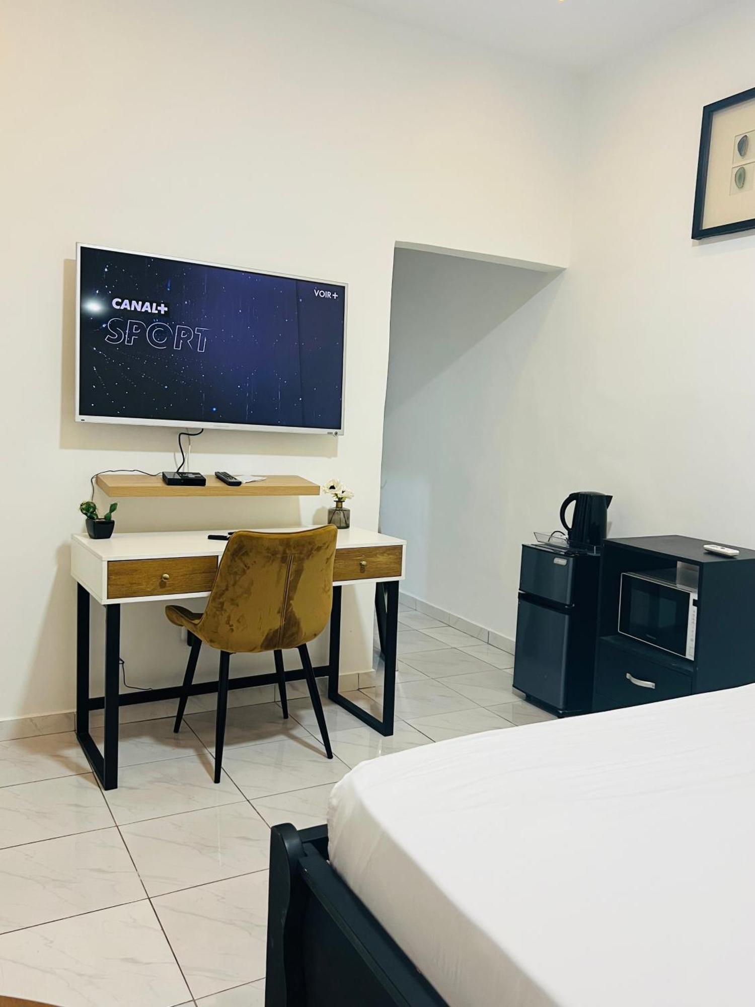 Ad Home Lome Bagian luar foto