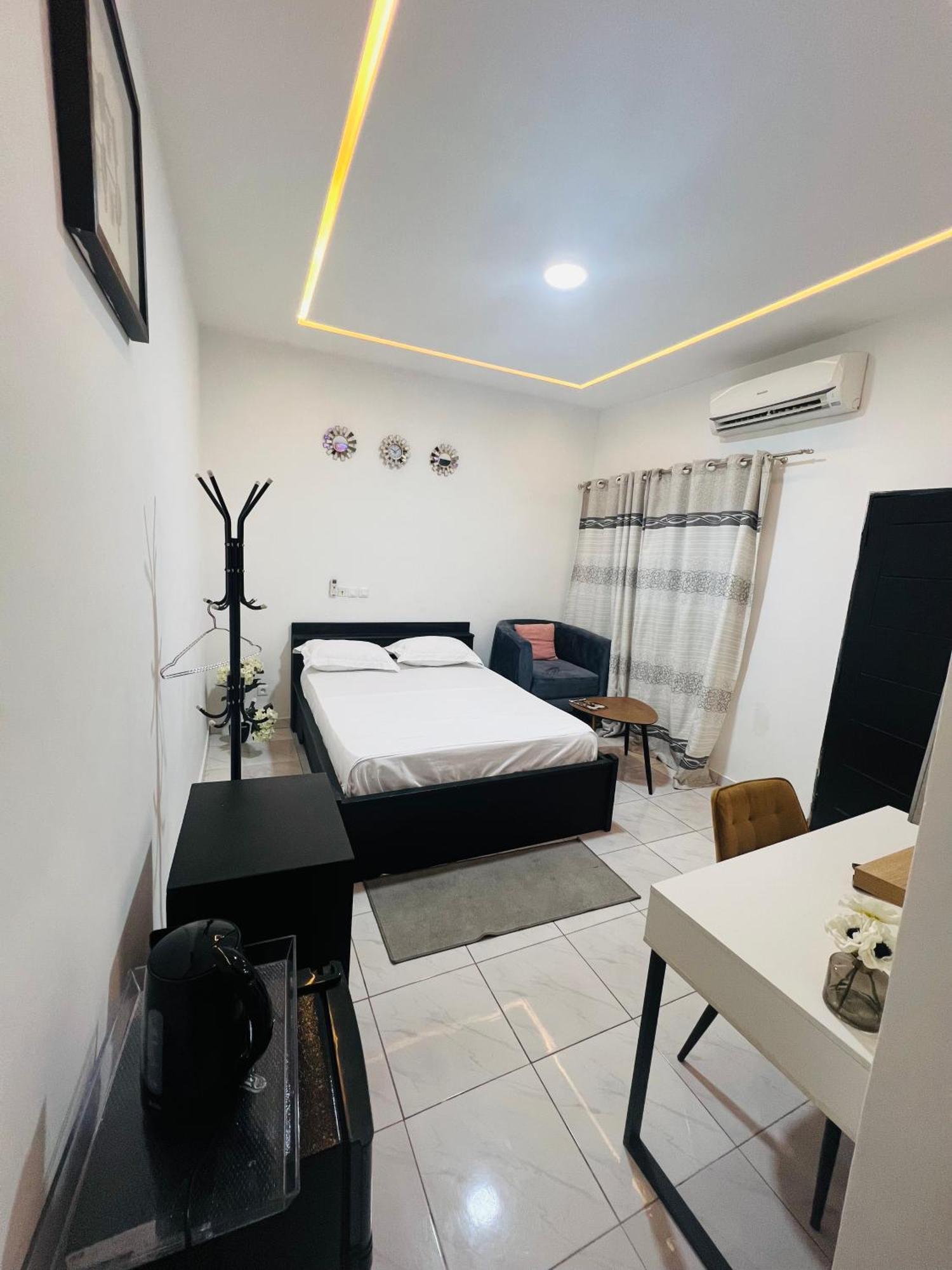 Ad Home Lome Bagian luar foto