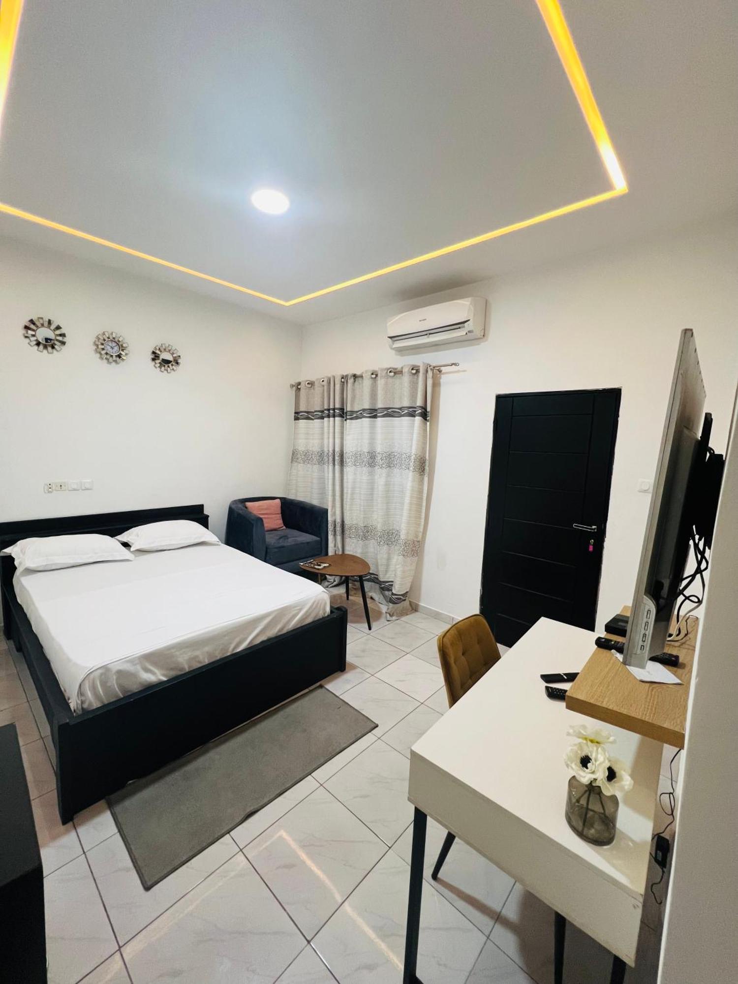 Ad Home Lome Bagian luar foto