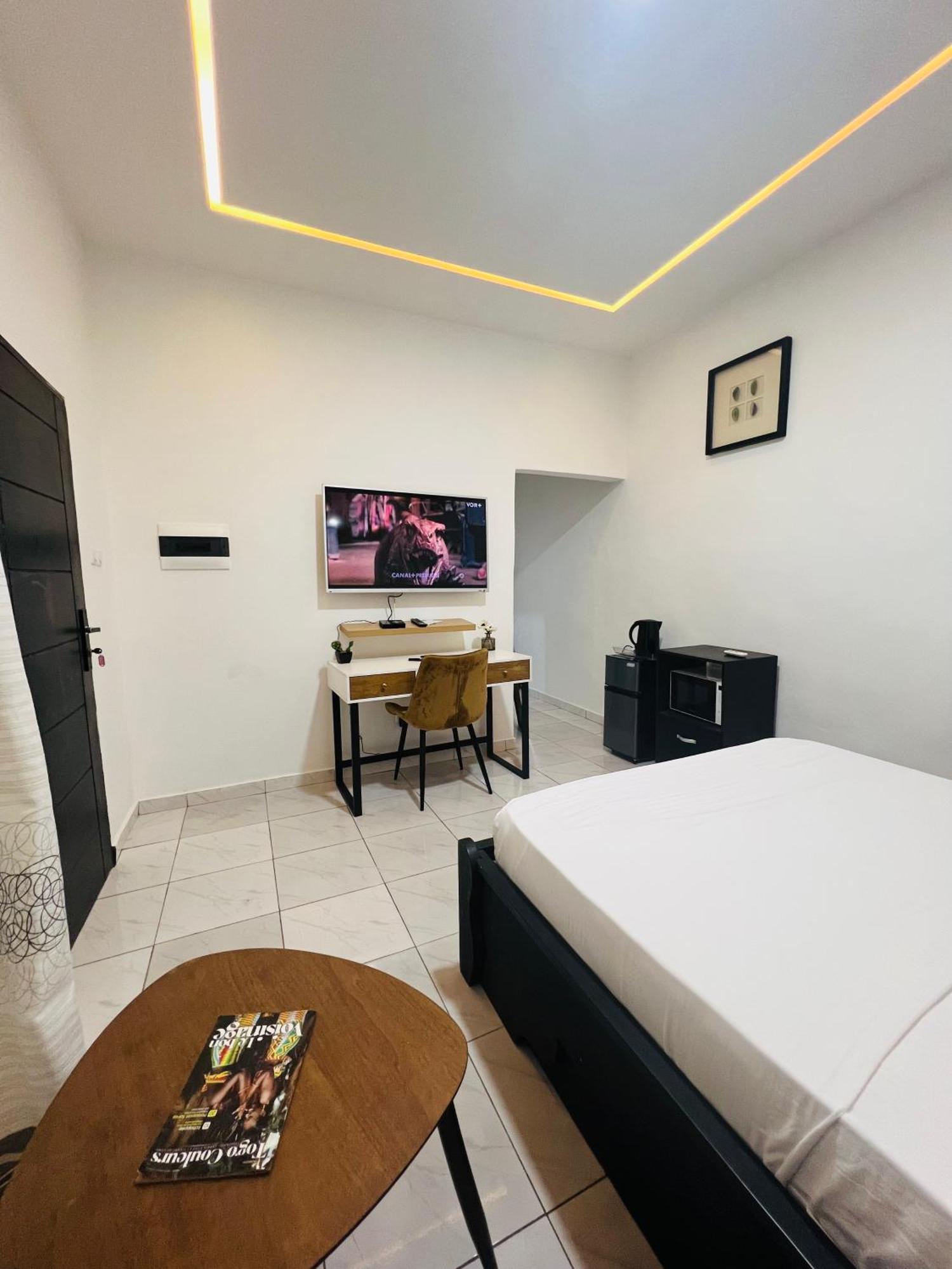 Ad Home Lome Bagian luar foto