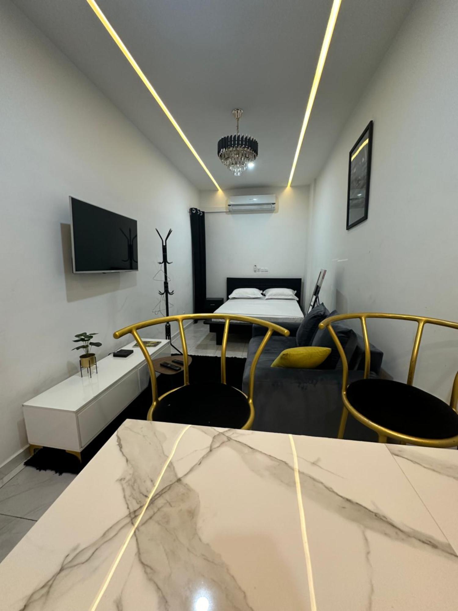 Ad Home Lome Bagian luar foto