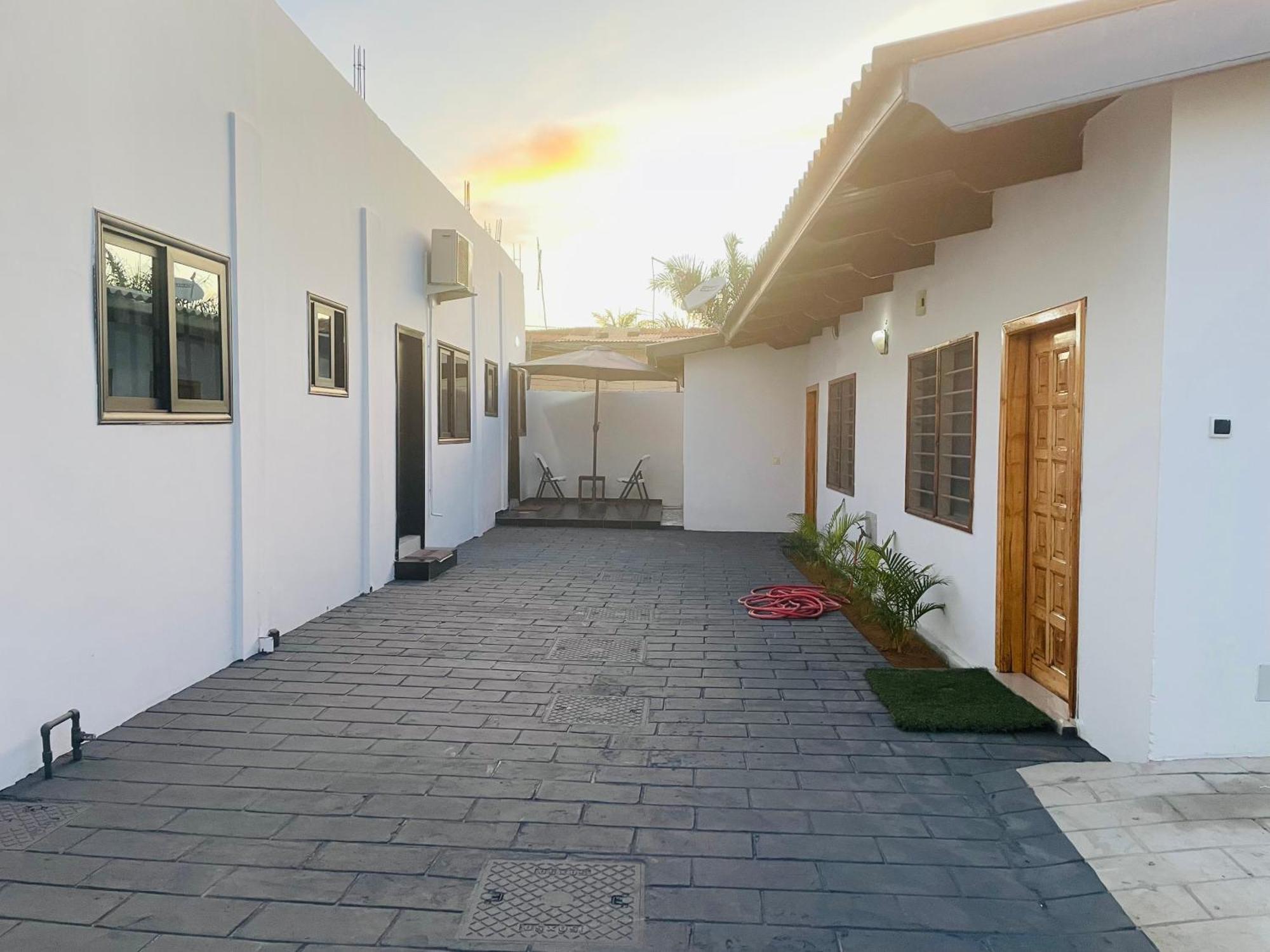 Ad Home Lome Bagian luar foto