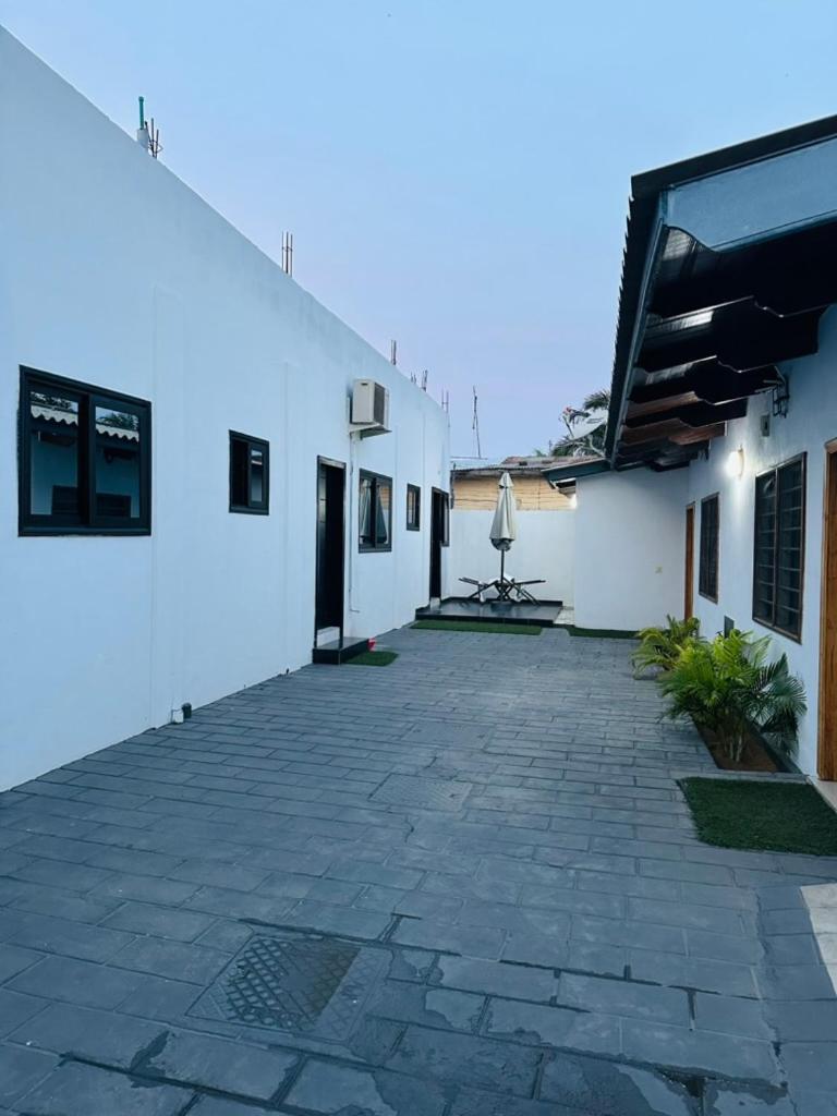 Ad Home Lome Bagian luar foto