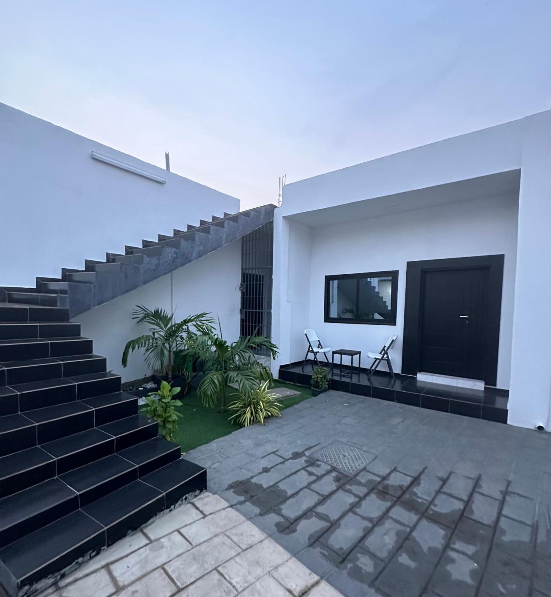 Ad Home Lome Bagian luar foto