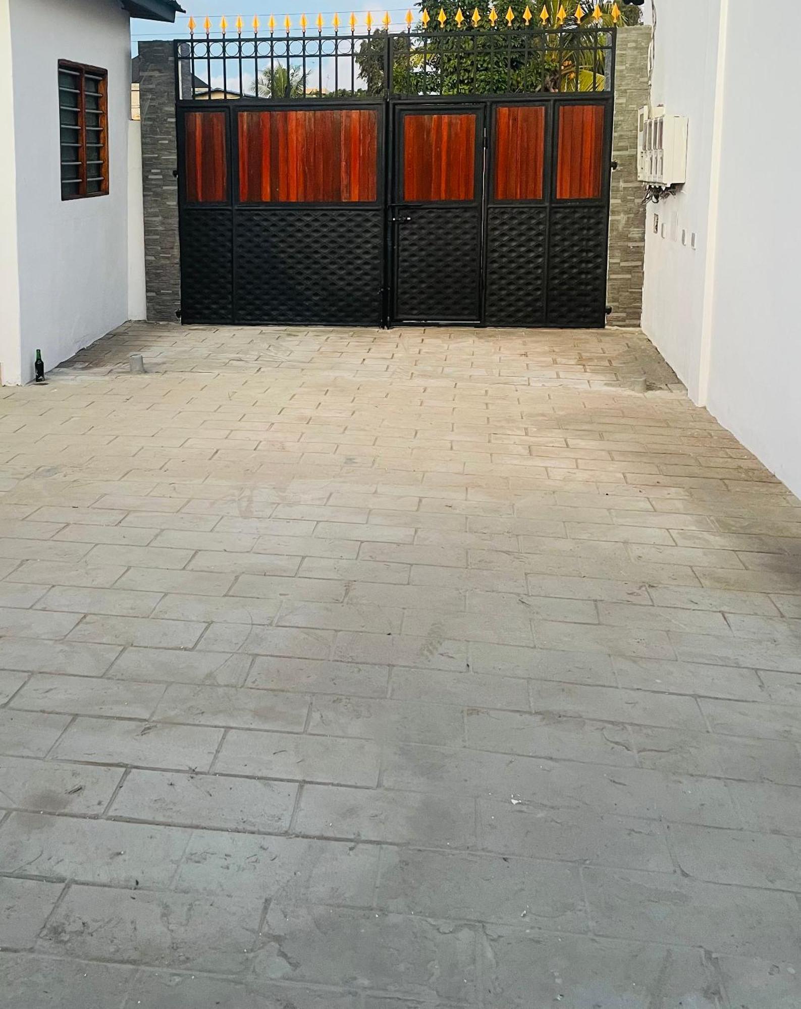 Ad Home Lome Bagian luar foto